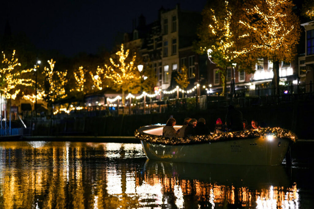 Bootje varen door verlicht breda